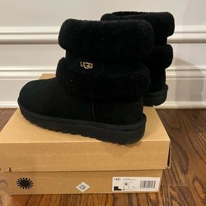 Brand new sz 6 black UGGS fluff mini belted. Gold emblem says UGG. Box included.
